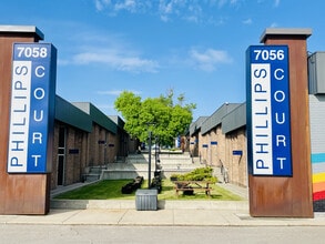 421-427 Forge Rd SE, Calgary, AB à louer Photo de l’immeuble– Image 1 sur 17