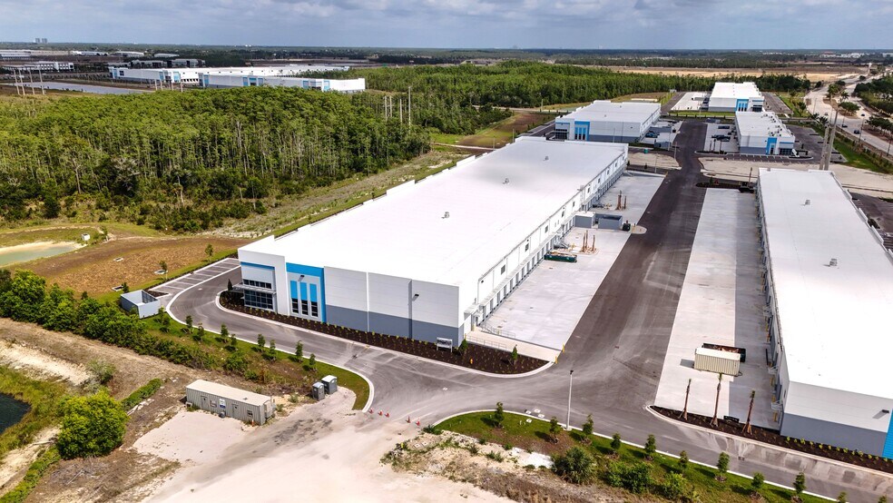 16200 Ben Hill Griffin Pky, Fort Myers, FL à louer - Photo de la construction – Image 2 sur 7