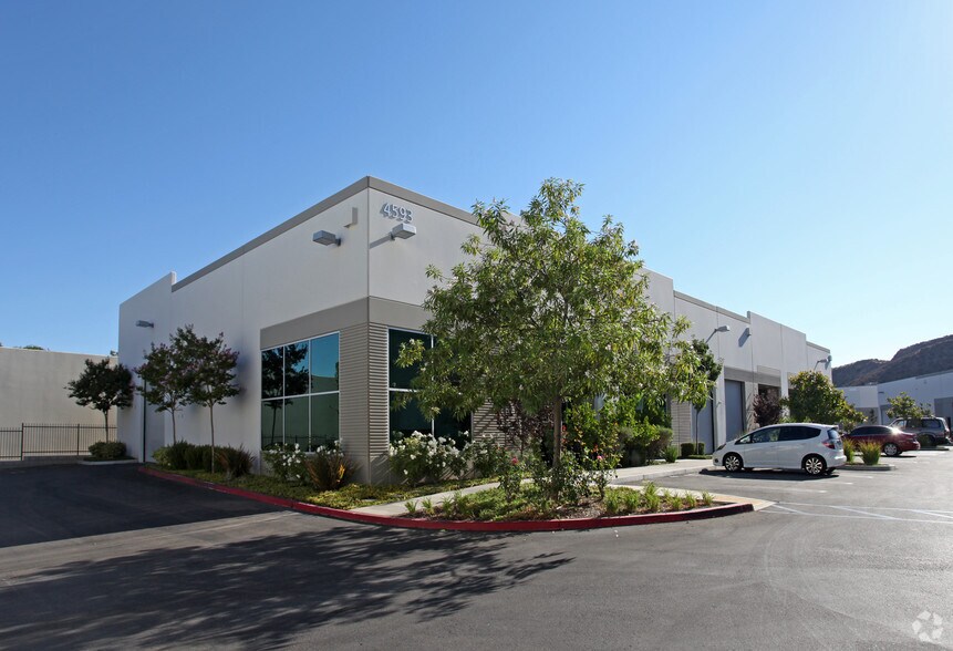 4590 Ish Dr, Simi Valley, CA à louer - Photo principale – Image 2 sur 3