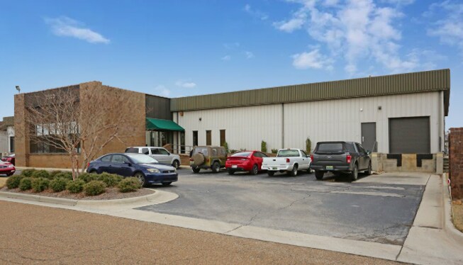 2102 West Ferry Way, Huntsville, AL à louer - Photo de l’immeuble – Image 1 sur 5