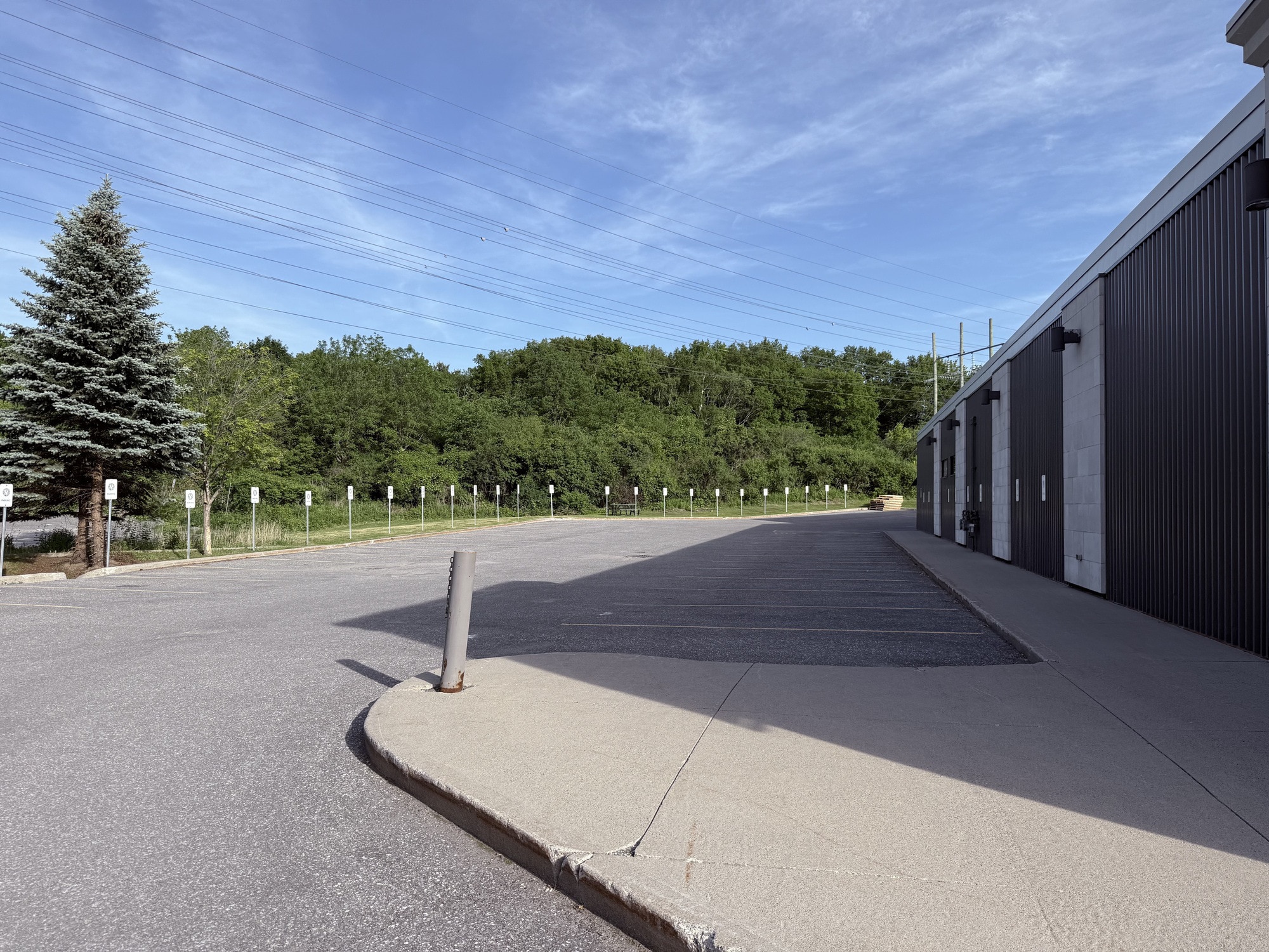 1818 Woodward Dr, Ottawa, ON à louer Photo de l’immeuble– Image 1 sur 17