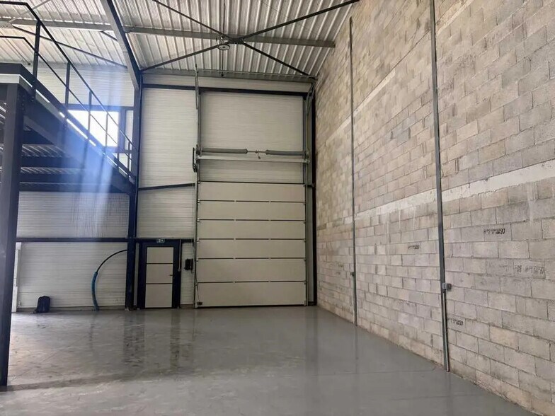 Local d’activités dans Signes à louer - Photo intérieure – Image 2 sur 8