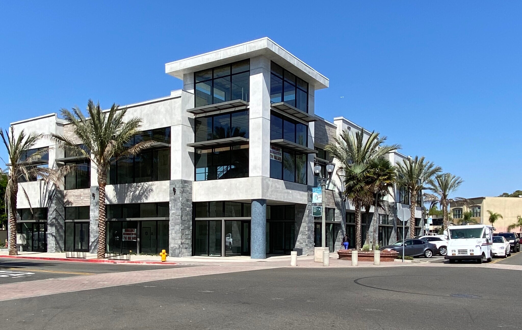 401 Main St, Huntington Beach, CA à louer Photo de l’immeuble– Image 1 sur 19