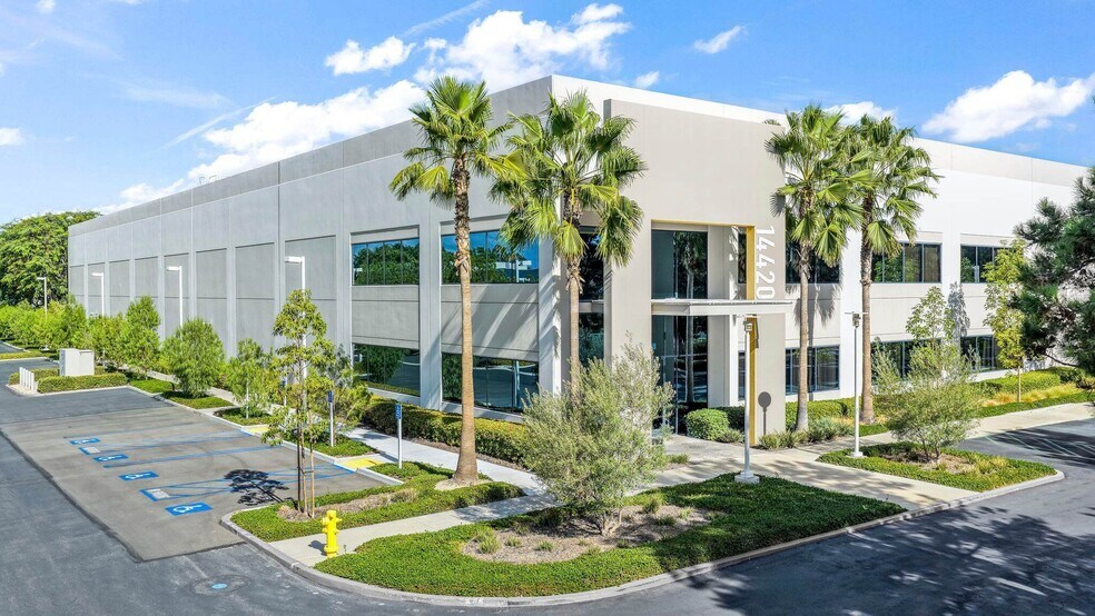 14440 Myford Rd, Irvine, CA à louer - Photo de l’immeuble – Image 1 sur 1