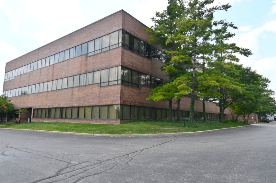 24800 Denso Dr, Southfield, MI à louer - Photo de l’immeuble – Image 3 sur 4