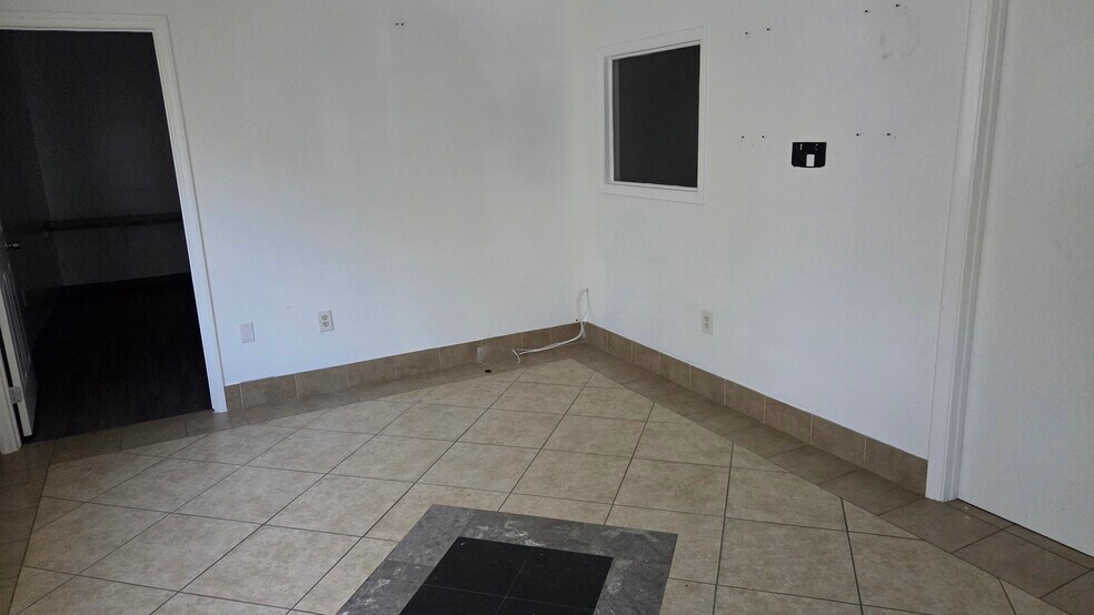 352 Tall Pines Rd, West Palm Beach, FL à louer - Photo de l’immeuble – Image 2 sur 30