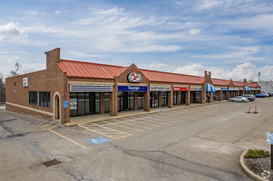 1889-1955 Brittain Rd, Akron, OH à louer - Photo principale – Image 2 sur 4