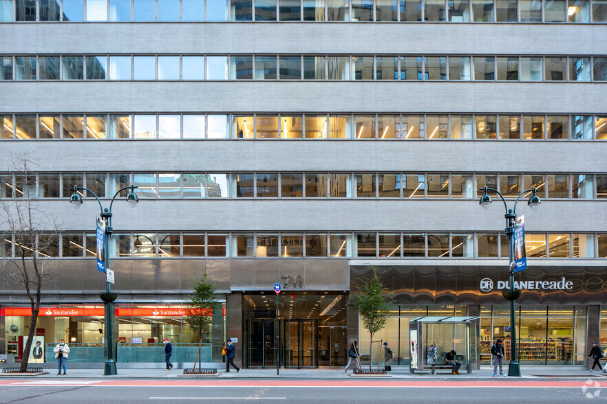 711 Third Ave, New York, NY à louer - Photo de l’immeuble – Image 3 sur 3