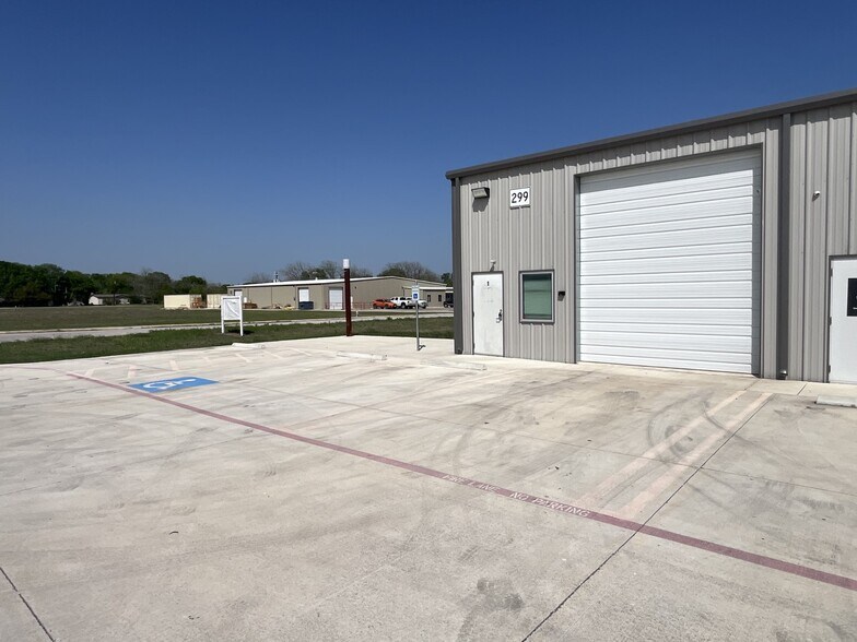 299 Navarro Dr, Seguin, TX à louer - Photo de l’immeuble – Image 2 sur 14