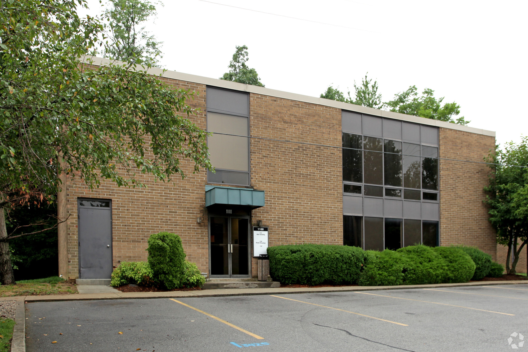 1100 Envoy Cir, Louisville, KY à vendre Photo principale– Image 1 sur 16