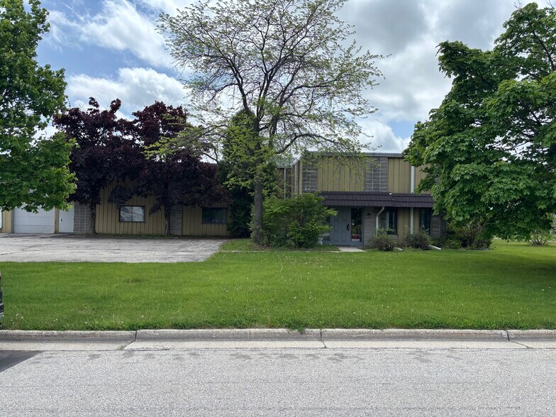 N114W18775 Clinton Dr, Germantown, WI à vendre - Photo de l’immeuble – Image 2 sur 7