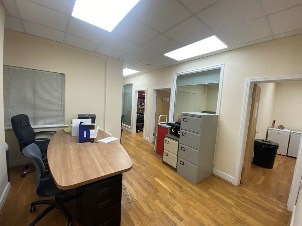 St Johns Rd, Kingston Upon Thames, LND KT1 4AN - Lot Unit 2 - - Photo intérieure - Image 2 of 3