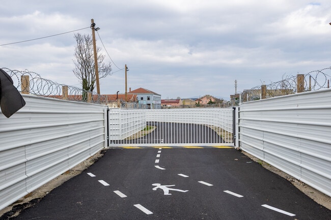 Plus de détails pour 14 Avenue Jean Jaurès, Vénissieux - Local d'activités à louer