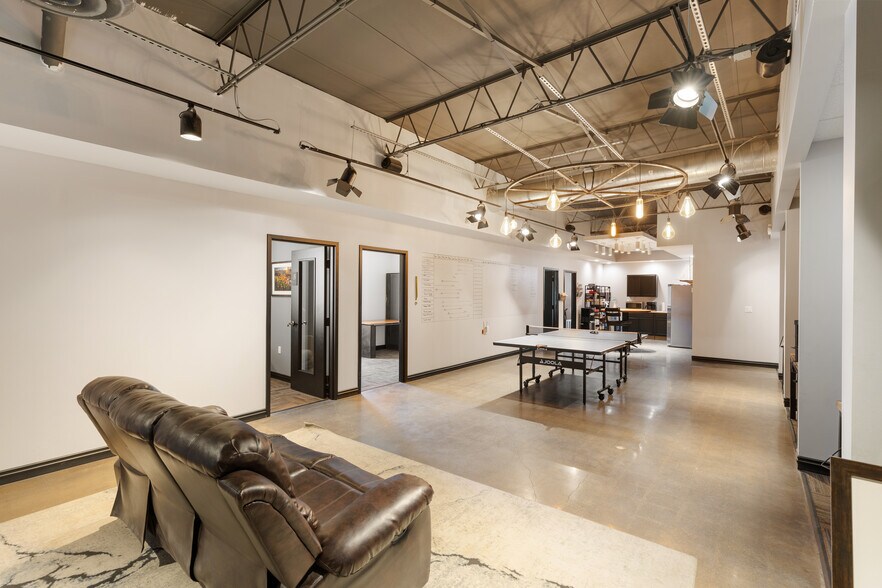 8777 Governors Row, Dallas, TX à vendre - Photo de l’immeuble – Image 3 sur 27