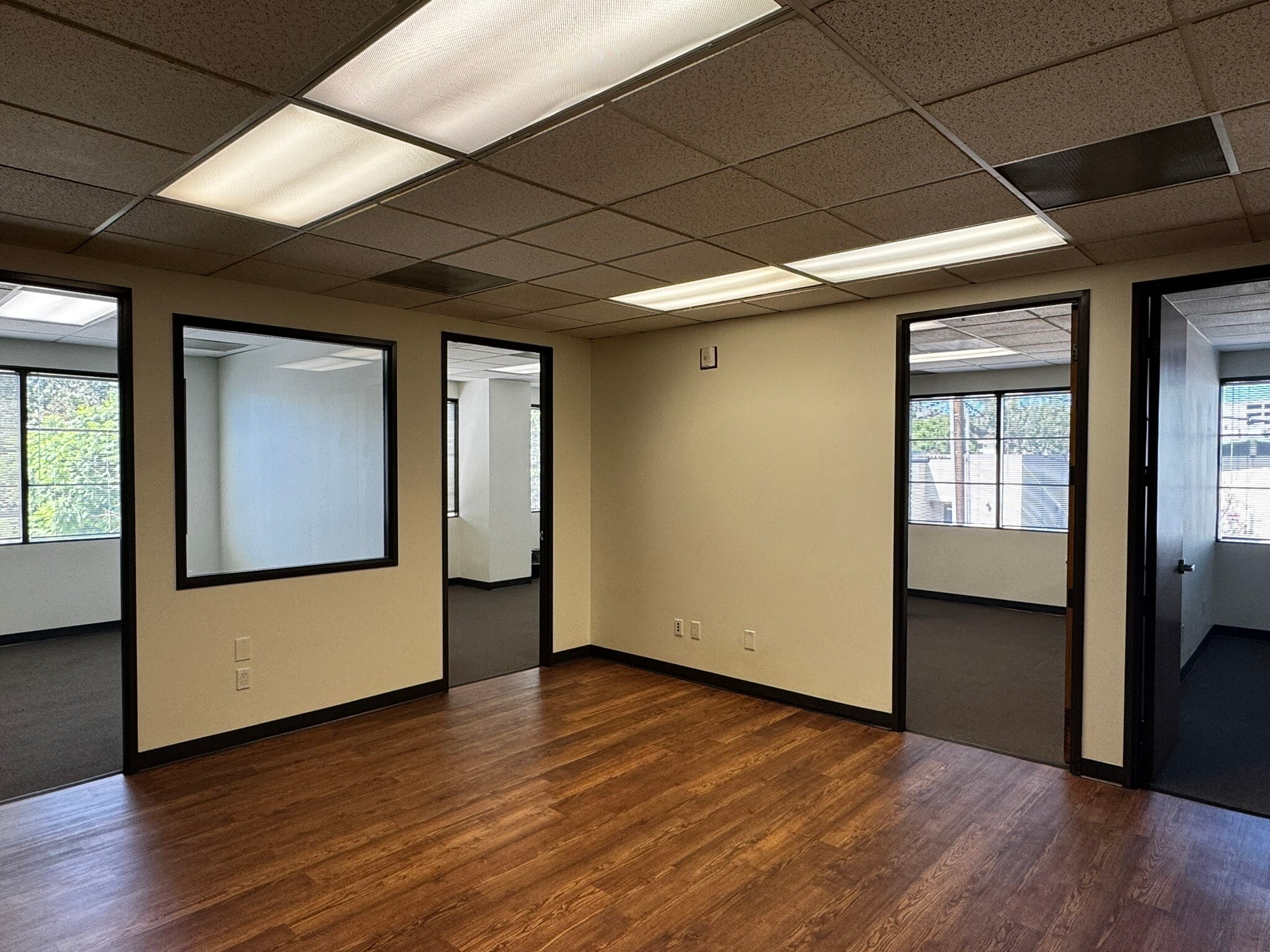 15060 Ventura Blvd, Sherman Oaks, CA à louer Photo intérieure– Image 1 sur 4