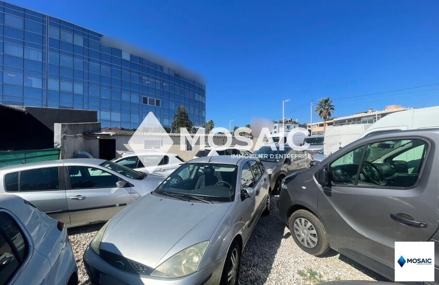 Local d’activités dans Cagnes-sur-Mer à louer - Photo de l’immeuble – Image 3 sur 9