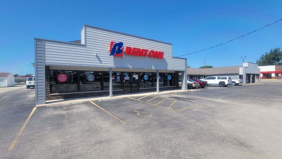 906 W Springfield Rd, Taylorville, IL à louer - Photo de l’immeuble – Image 3 sur 15