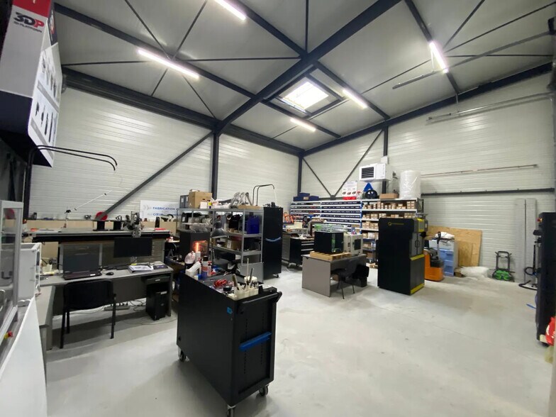 Local d’activités dans Saint-Jean-de-Braye à louer - Photo de l’immeuble – Image 1 sur 7