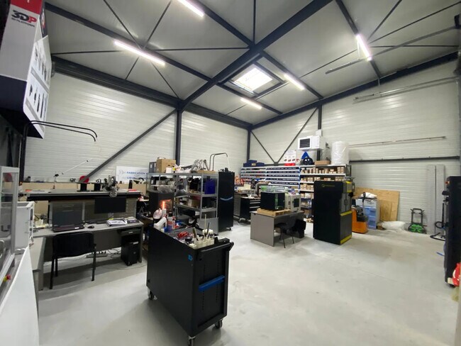 Plus de détails pour Local d'activités à louer