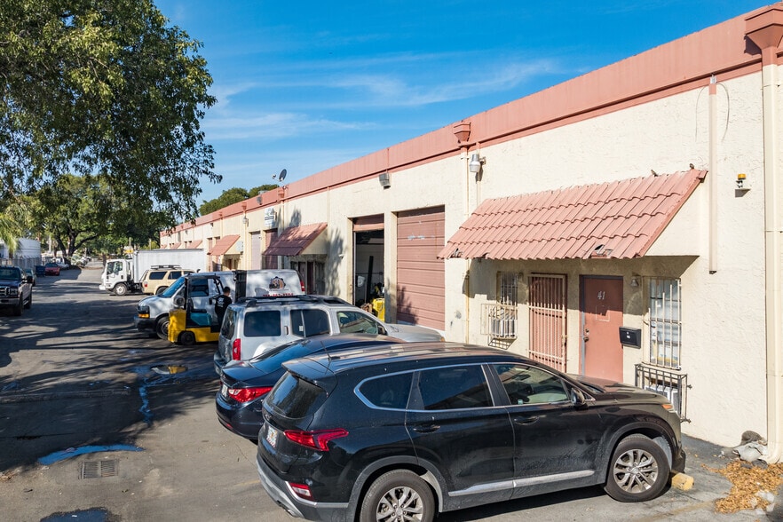9090 NW South River Dr, Miami, FL à louer - Photo de l’immeuble – Image 3 sur 6