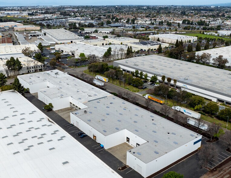 1580 Zephyr Ave, Hayward, CA à louer - Photo de l’immeuble – Image 1 sur 8