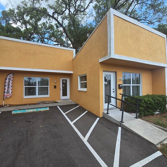 710 E Bay Dr, Largo, FL à louer - Photo de l’immeuble – Image 2 sur 3
