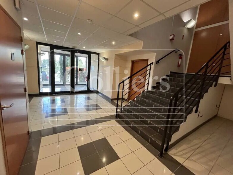 860 Rue René Descartes, Aix-en-Provence à louer - Photo de l’immeuble – Image 3 sur 18