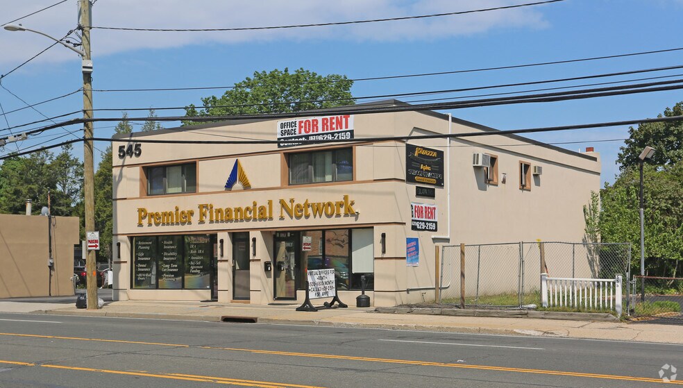 545 E Jericho Tpke, Huntington Station, NY à vendre - Photo principale – Image 1 sur 1