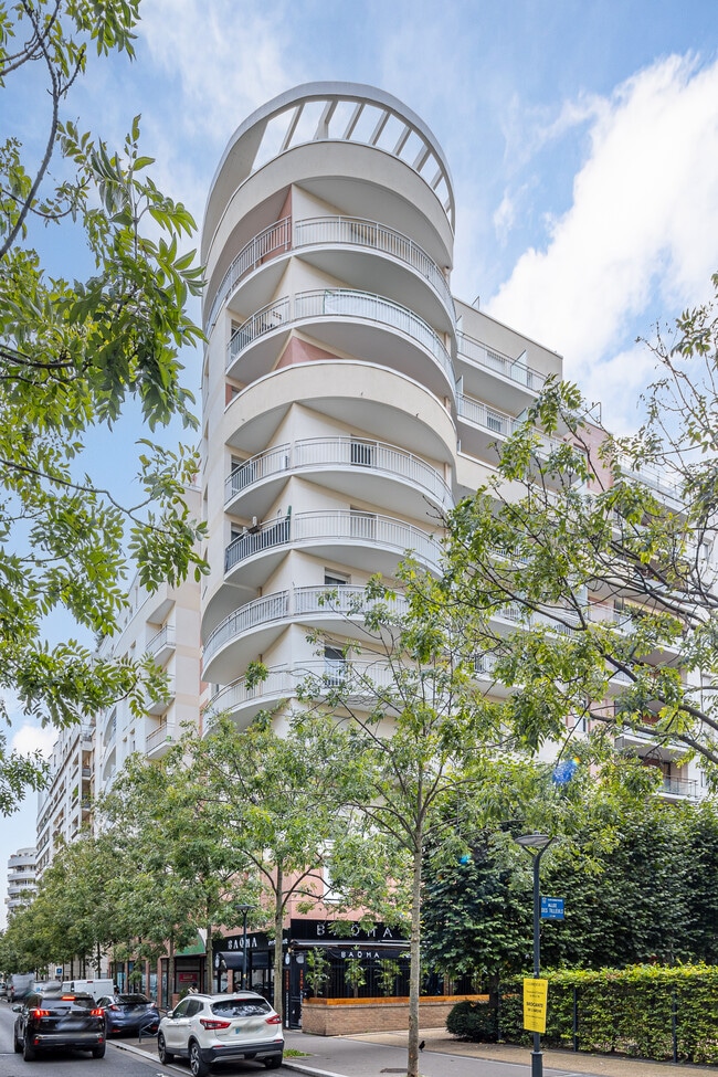 Plus de détails pour 54 Avenue Puvis De Chavannes, Courbevoie - Local commercial à louer