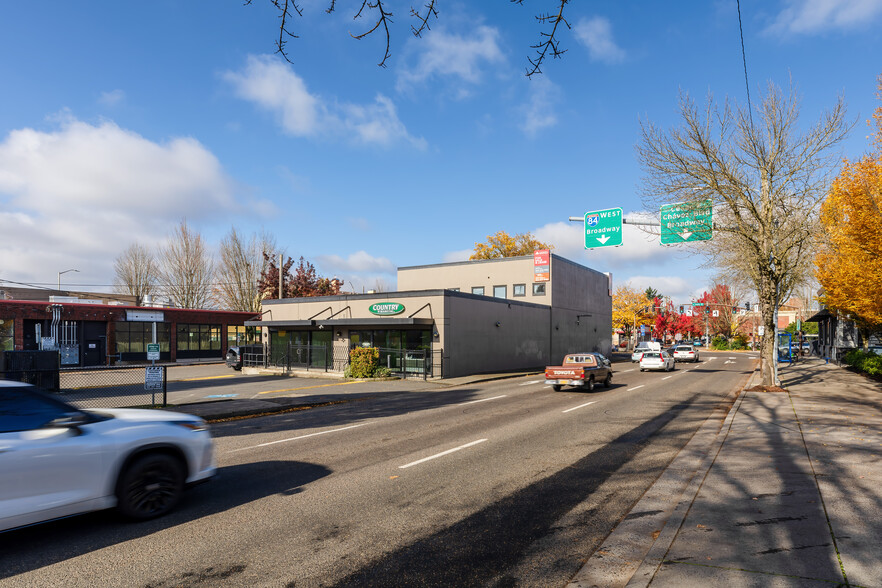 3902 NE Sandy Blvd, Portland, OR à louer - Photo de l’immeuble – Image 1 sur 18