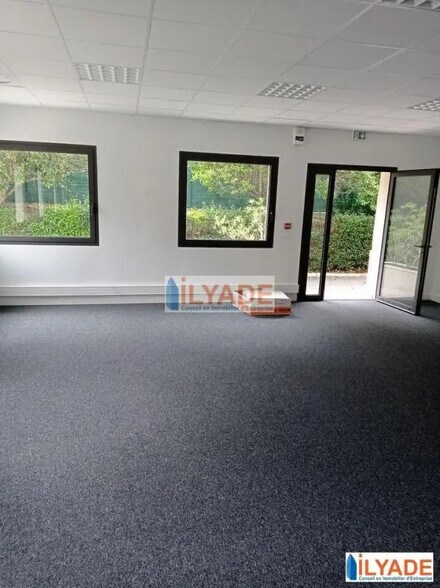 Bureau dans Aubagne à louer - Photo de l’immeuble – Image 2 sur 3