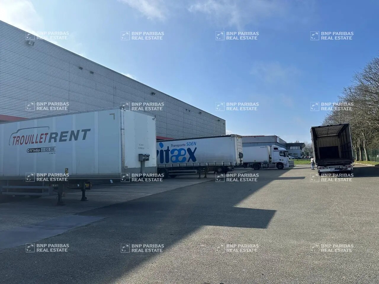 Local d’activités dans Maurepas à louer Photo de l’immeuble– Image 1 sur 6