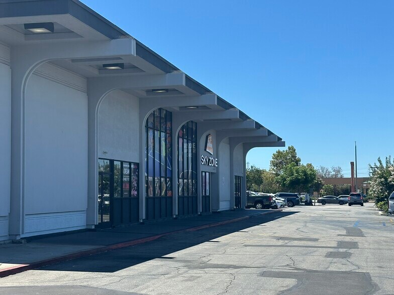 10741 South St, Cerritos, CA à louer - Photo de l’immeuble – Image 2 sur 14
