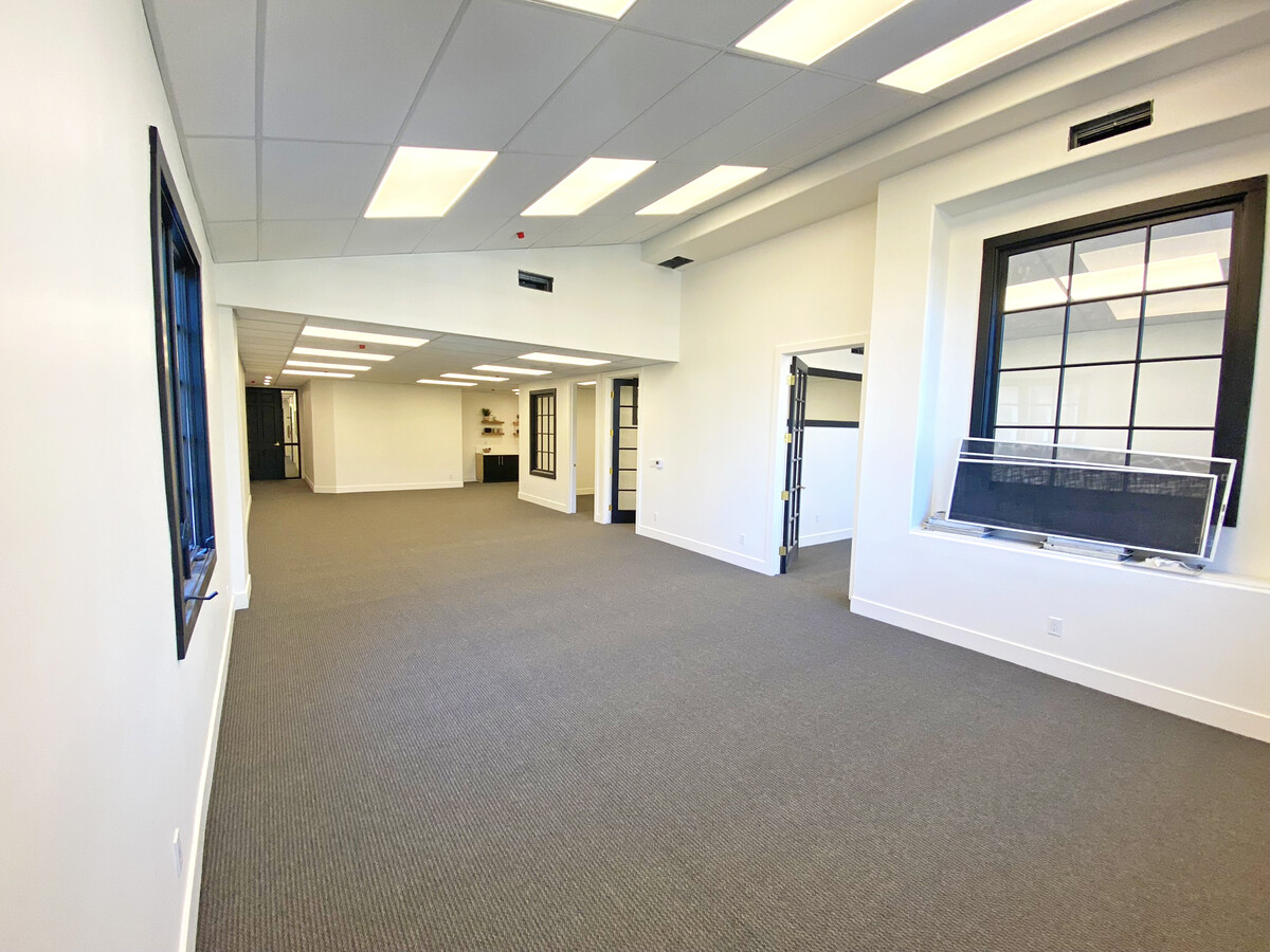 1525 State St, Santa Barbara, CA 93101 - Lot 200 -  - Photo intérieure - Image 1 of 4