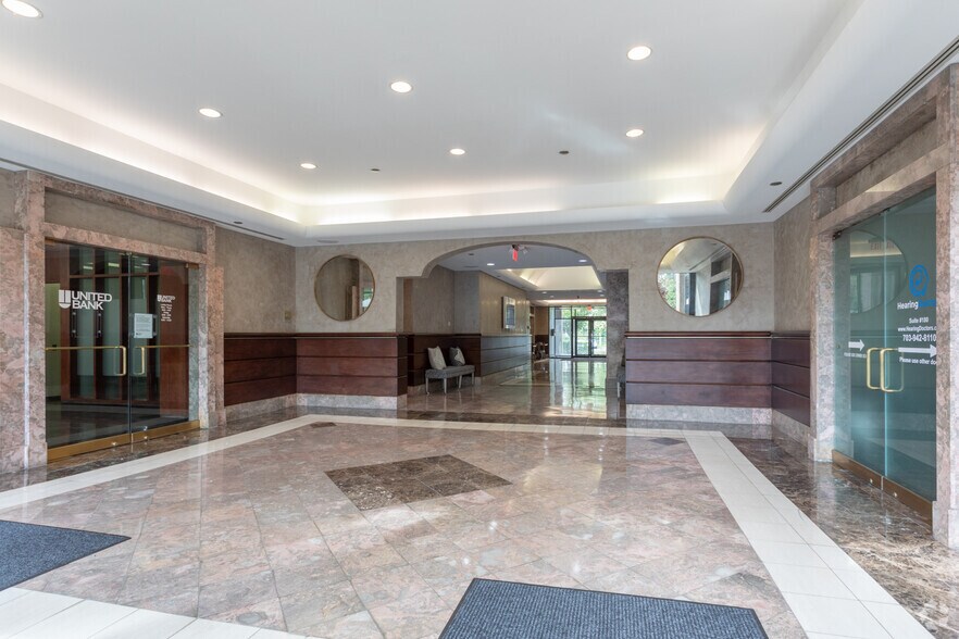 1320 Old Chain Bridge Rd, McLean, VA à louer - Hall d’entrée – Image 3 sur 44