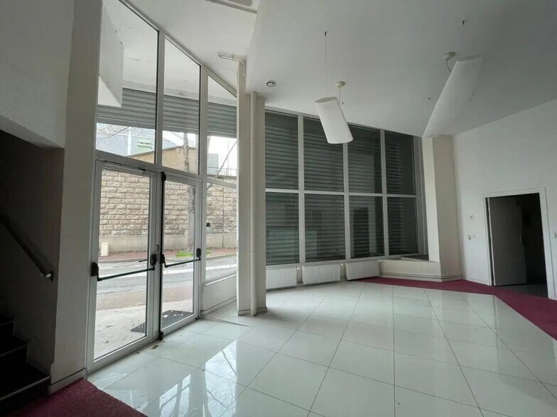 Local d’activités dans Saint-Cloud à louer - Hall d’entrée – Image 3 sur 5