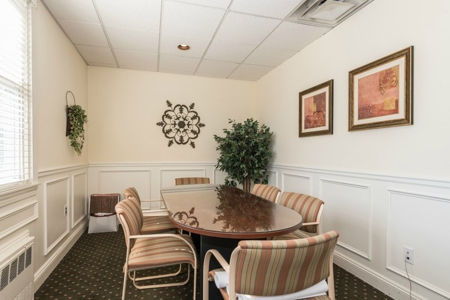 179 Little East Neck Rd, West Babylon, NY à louer - Photo intérieure – Image 3 sur 26