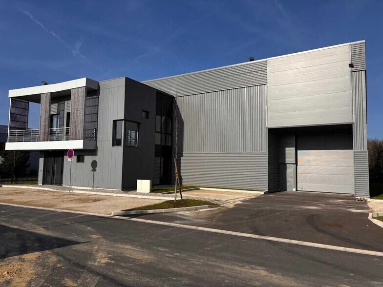 Local d’activités dans CHANTELOUP-EN-BRIE à louer - Photo de l’immeuble – Image 1 sur 11