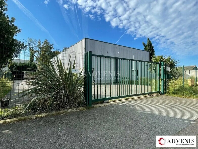 Local d’activités dans SAINT-JEAN-D'ILLAC à louer - Photo de l’immeuble – Image 2 sur 7