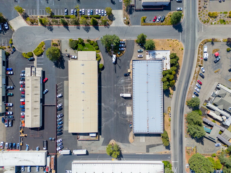 285 Sutton Pl, Santa Rosa, CA à louer - Photo de l’immeuble – Image 3 sur 5