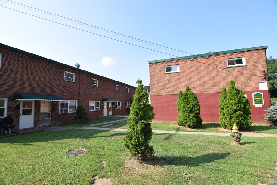 1724 Taylor Rd, East Cleveland, OH à vendre - Photo de l’immeuble – Image 2 sur 15