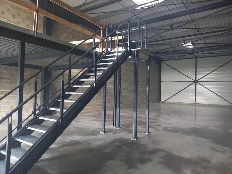 Local d'activités dans BRETTEVILLE-SUR-ODON à vendre - Photo de l’immeuble – Image 2 sur 8
