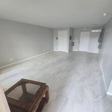 710 E Bay Dr, Largo, FL à louer Photo intérieure– Image 1 sur 3