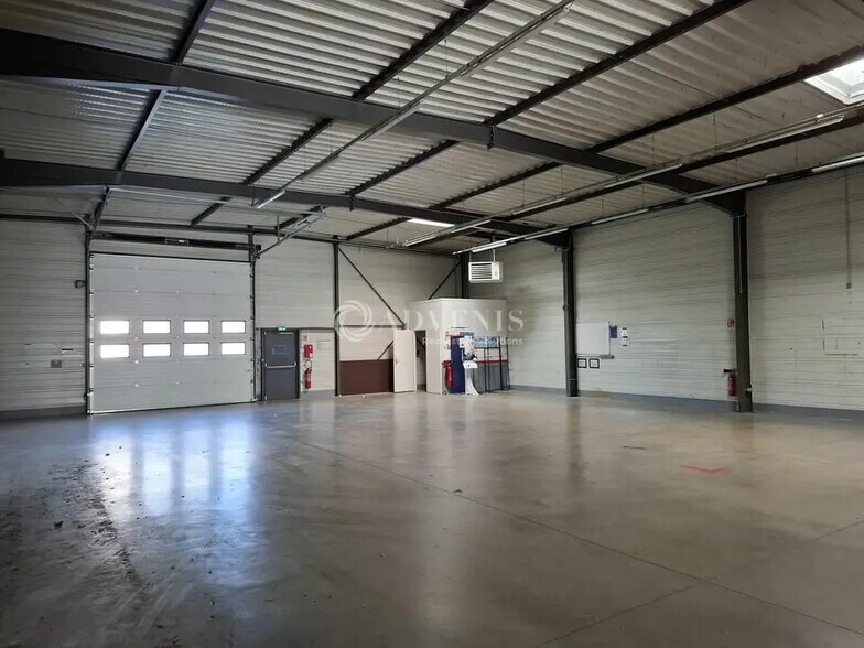 Local d’activités dans Essey-lès-Nancy à louer - Photo de l’immeuble – Image 3 sur 7