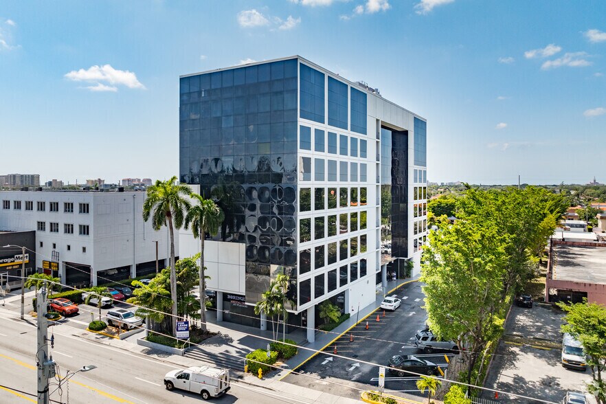 5040 NW 7th St, Miami, FL à louer - Photo de l’immeuble – Image 1 sur 6