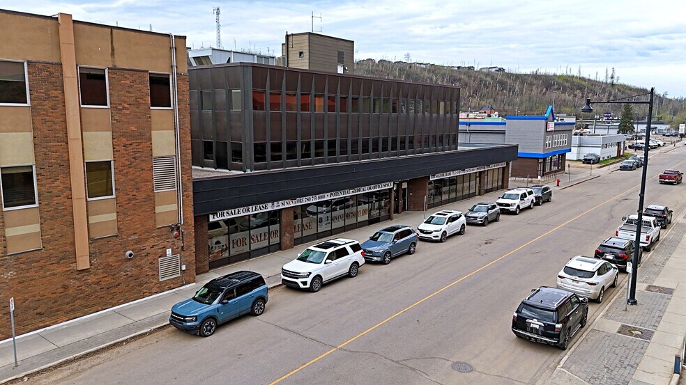 9911 Macdonald Av, Fort McMurray, AB à louer - Photo de l’immeuble – Image 2 sur 9