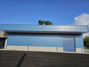 1702 Strawberry Rd, Pasadena, TX à louer Photo de l’immeuble– Image 1 sur 7
