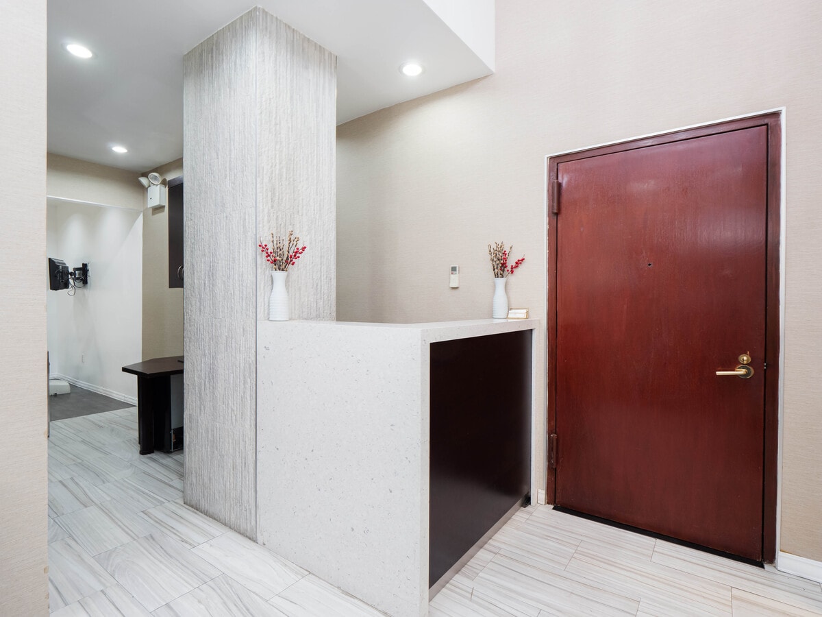 130 E 63rd St, New York, NY 10065 - Lot 1A - - Photo intérieure - Image 2 of 9
