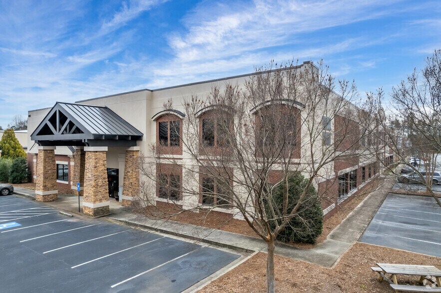 215 Hembree Park Dr, Roswell, GA à louer - Photo de l’immeuble – Image 1 sur 5