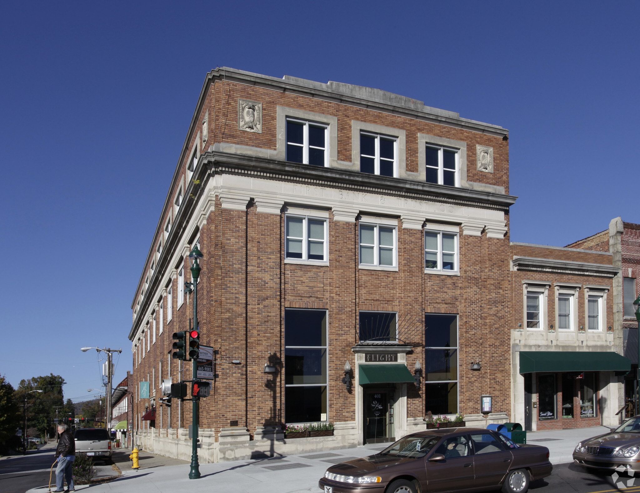 401 N Main St, Hendersonville, NC à louer Photo principale– Image 1 sur 3